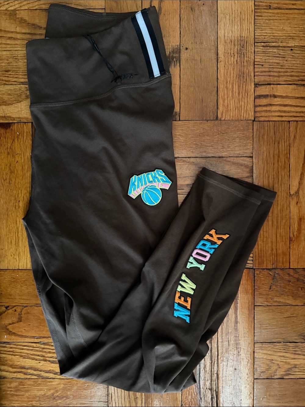 NWT NBA KNICKS Brown Leggings with Colorful New York Lettering SIZE L